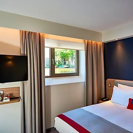 Express - Hall By Ihg Hotel 3*